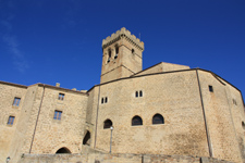 Vista de la fortaleza de Ujué desde la placeta